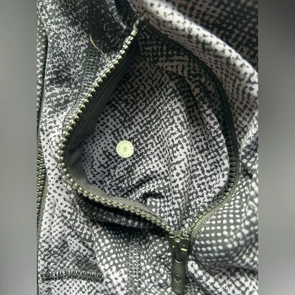 Lululemon Define Jacket size 8 like new - Picture 6 of 9